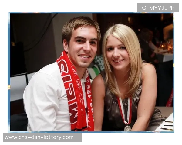 外国足球宝贝的魅力与风采揭秘球场内外的时尚与热情交融 外国足球宝贝的魅力与风采揭秘球场内外的时尚与热情交融